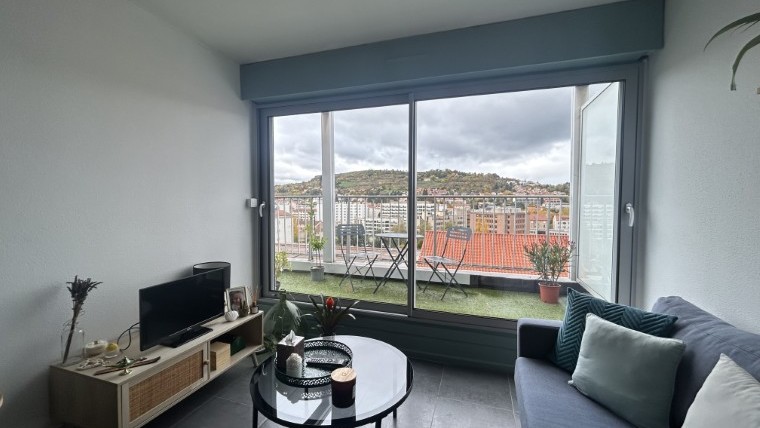 Appartement de 38 m² avec terrasse et place de parking.