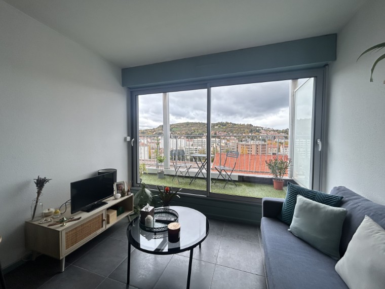 Appartement de 38 m² avec terrasse et place de parking.