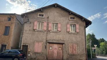Ensemble immobilier dépôt + appartement + combles CHADRAC
