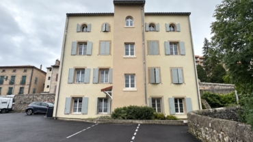 IMMEUBLE DE 8 LOGEMENTS + STATIONNEMENTS + CAVES LE PUY EN VELAY