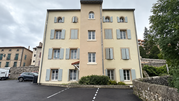 IMMEUBLE DE 8 LOGEMENTS + STATIONNEMENTS + CAVES LE PUY EN VELAY